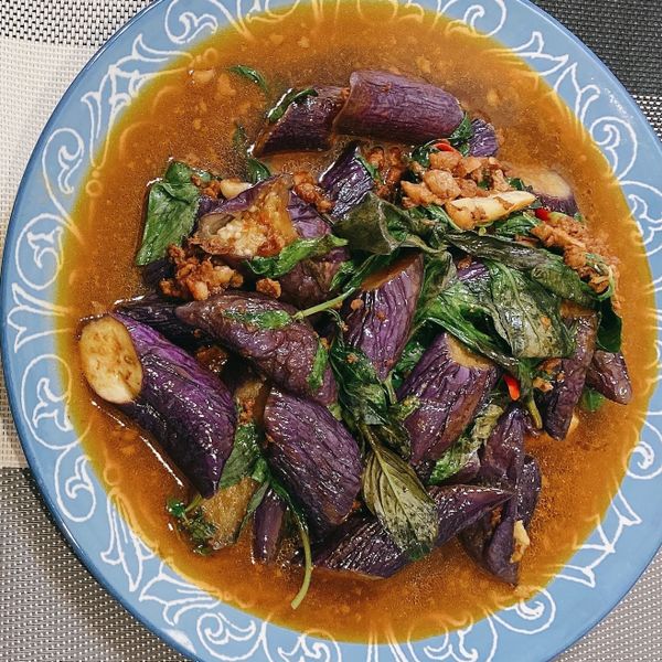 塔香肉醬燒茄子【教你茄子如何不變黑？】：Celine Lia' 一起做