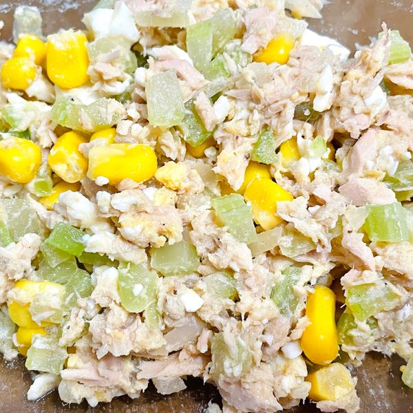 西芹拌鮪魚沙拉：簡單快速美味之不要小看家庭主婦啊 一起做