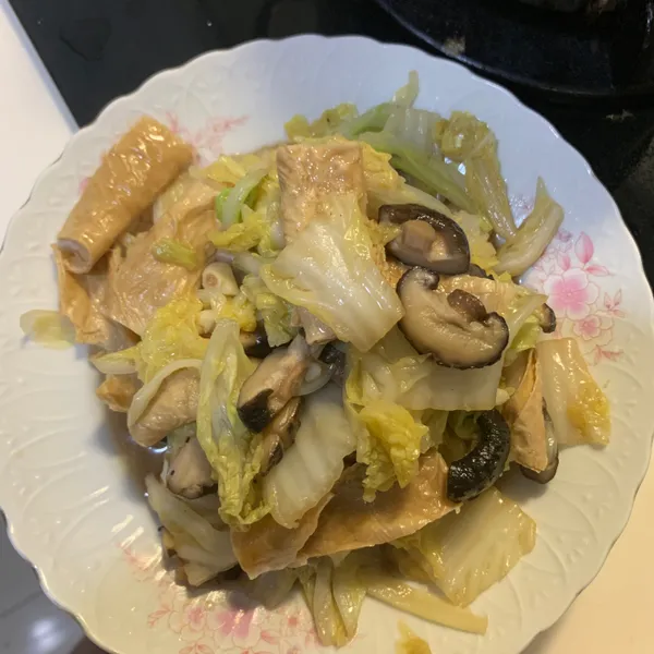 豆皮炒大白菜 : 賴皮一起做