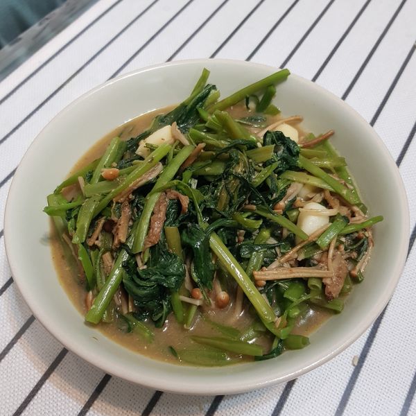 沙茶牛肉炒空心菜：YuTing Cheng 一起做