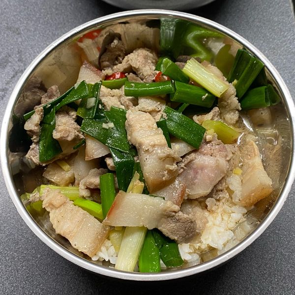 洋蔥炒五花肉片：葆葆 一起做