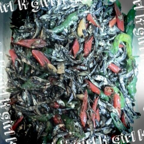 【薇薇安 私房小廚】青紅椒辣炒小魚花生：Jessica 一起做