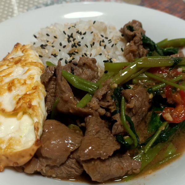 蒜辣沙茶牛肉燴飯 : 詹琬婷一起做