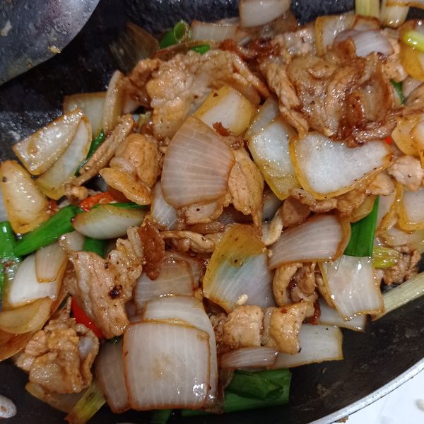 洋蔥炒五花肉片：黑暗廚房 一起做