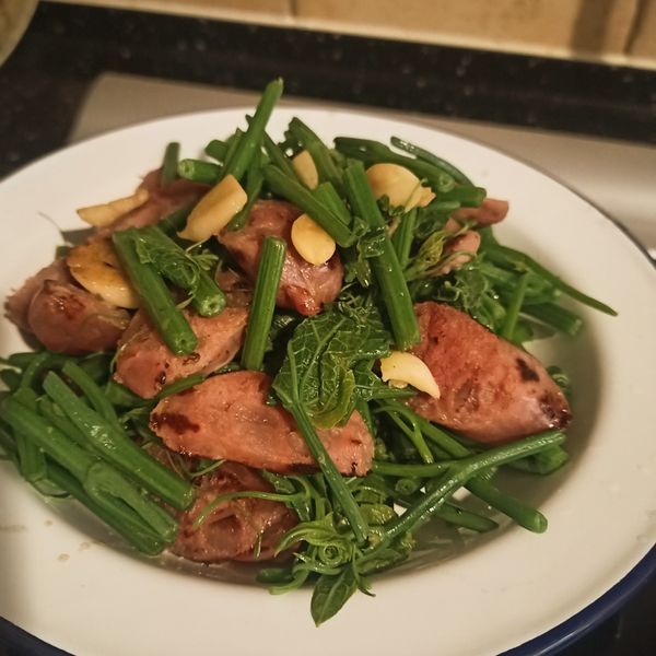 高粱香腸炒芥蘭花：欣宜 一起做