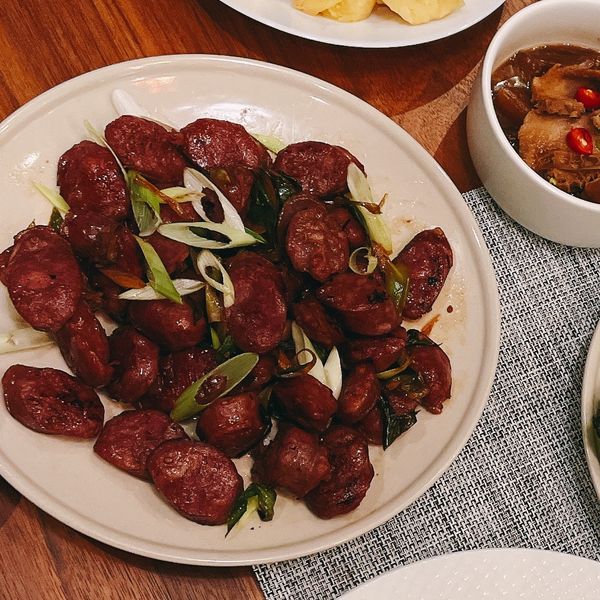 蒜苗炒香腸：tandy 一起做