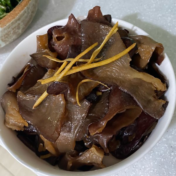 薑絲炒木耳：Sara Su Su 一起做