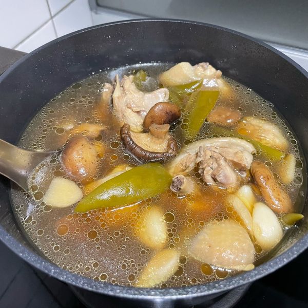 剝皮辣椒蛤蠣香菇雞湯 : Ya Chun Yang一起做