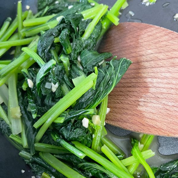 蒜香炒油菜：Hannah 一起做