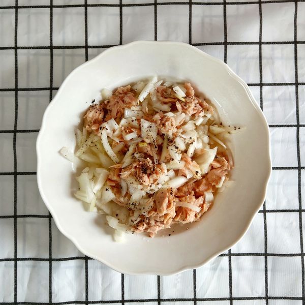 涼拌洋蔥鮪魚：達達煮什麼 一起做