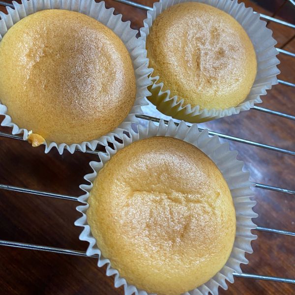 香草牛奶杯子蛋糕（少油/高水量） : fanfan一起做