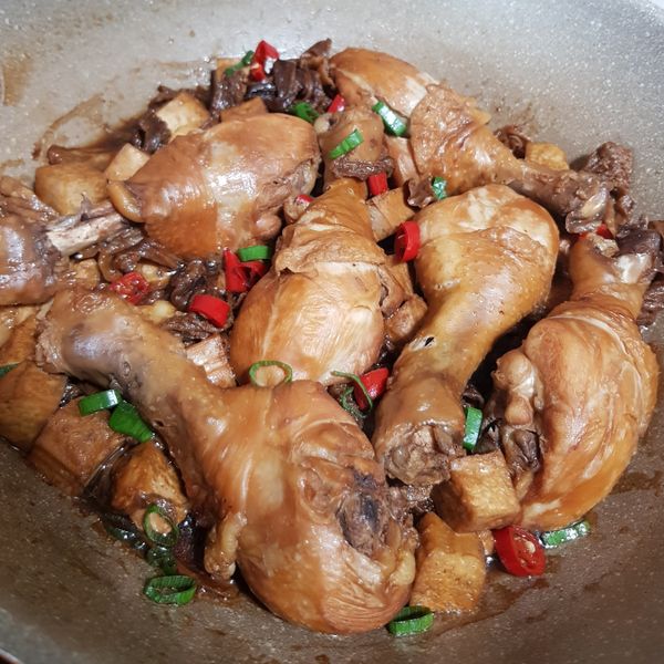 【高麗菜乾燒雞腿】 色香味俱全的便當菜 : 黃馬麻一起做