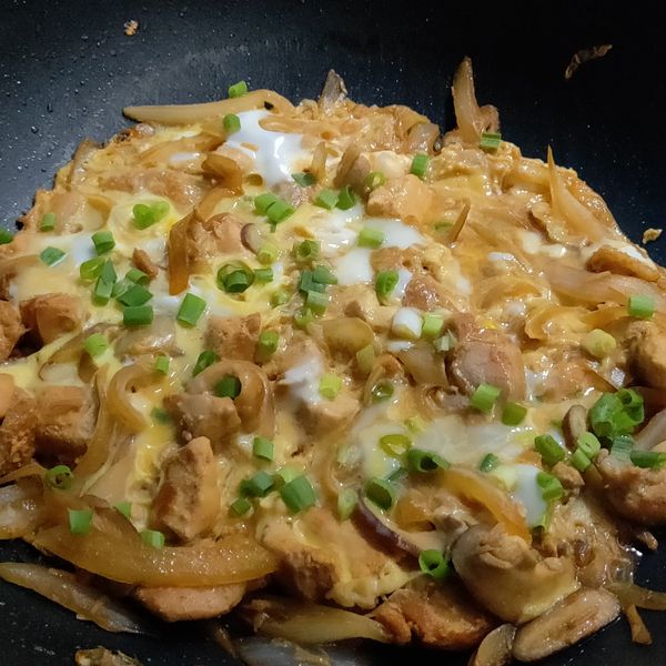 雞肉滑蛋親子丼 : 劉奕含一起做