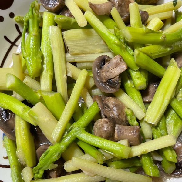 蘑菇炒蘆筍。簡易美味食譜：Hannah 一起做