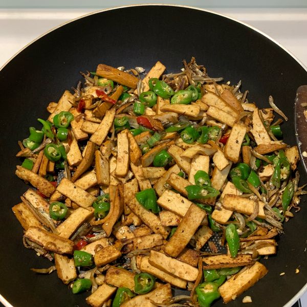 糯米椒炒豆干小乾魚 : Bobo Yuan一起做