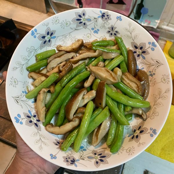 。香菇炒四季豆。：享漩陳 一起做