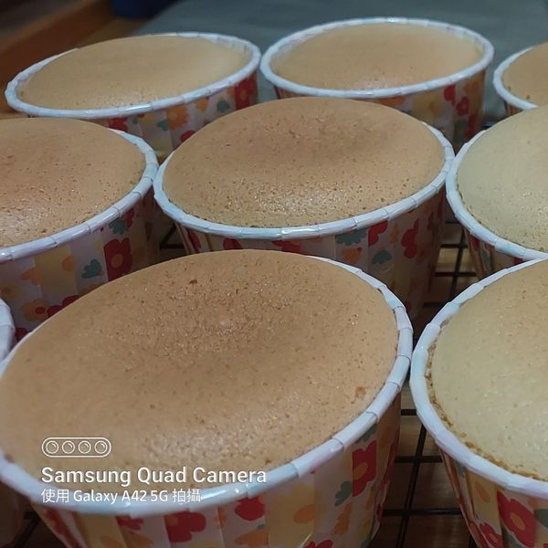 原味戚風杯子蛋糕 : 新手媽咪一起做