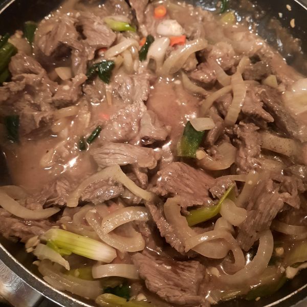 份量十足又好吃的蔥爆牛肉燴飯!(影片食譜 : Enya Kao一起做