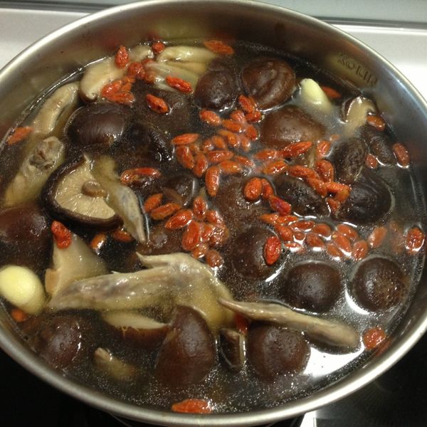 蒜頭香菇雞湯 : 韓小冰一起做