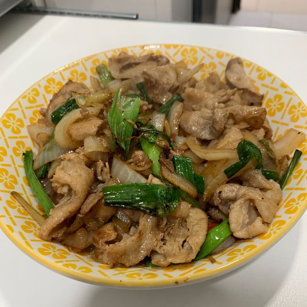 洋蔥炒五花肉片：艾瑞卡 一起做