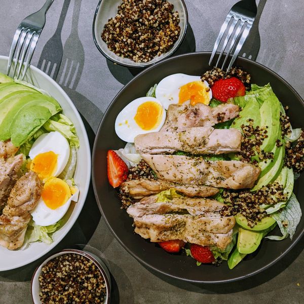 雞胸酪梨草莓藜麥沙拉:Bella Lin 一起做