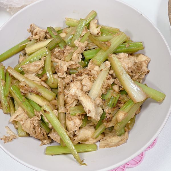 芹菜炒豆包 : 魚魚兒一起做