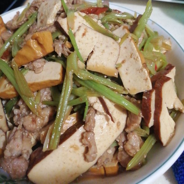 芹菜豆干炒肉絲 : Amy一起做