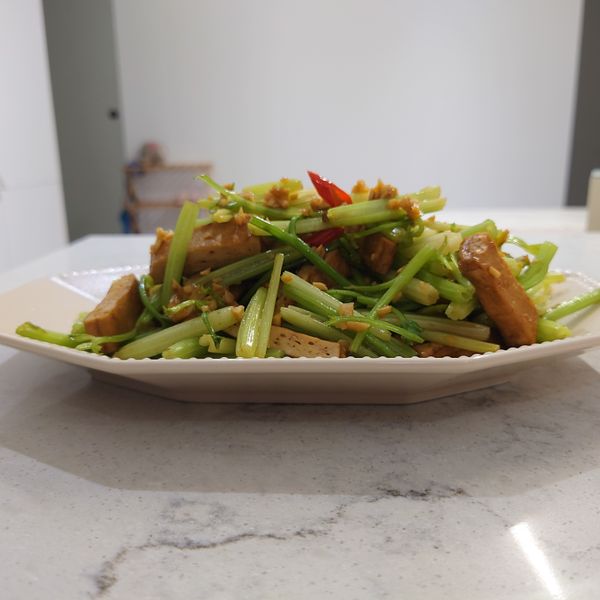 芹菜豆干 : Eva Chang一起做