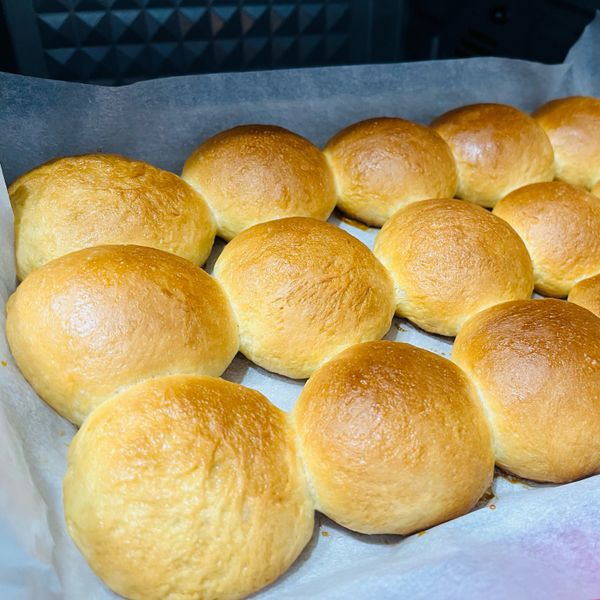 ♥PinchMyBelly♥ 養樂多奶油小餐包 : 洪乙民一起做