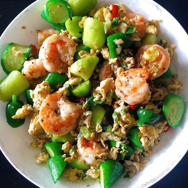 小黃瓜蝦仁炒蛋：傅小瓊 一起做