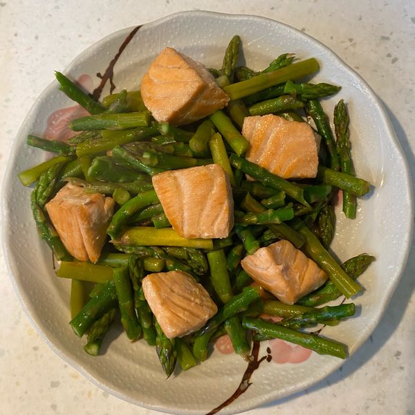 【一人午餐】鮭魚炒蘆筍 : Ya Chun Huang一起做