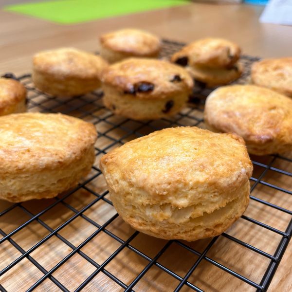 鬆軟奶香！經典原味司康：Juju 一起做