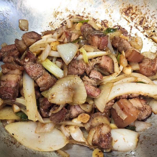 洋蔥炒鹹豬肉 : 家庭煮夫一起做