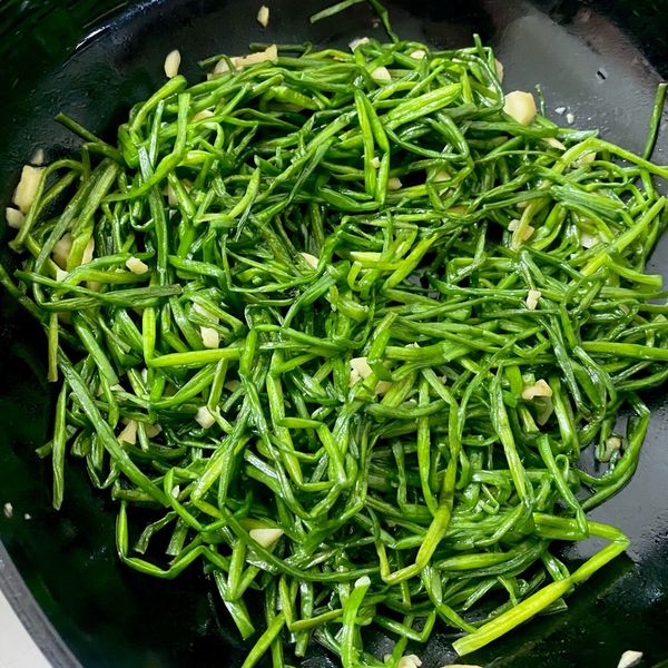 蒜炒水蓮 : 江江江一起做