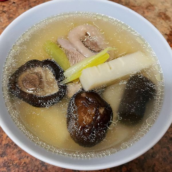 竹筍香菇雞肉湯 : 游小純一起做