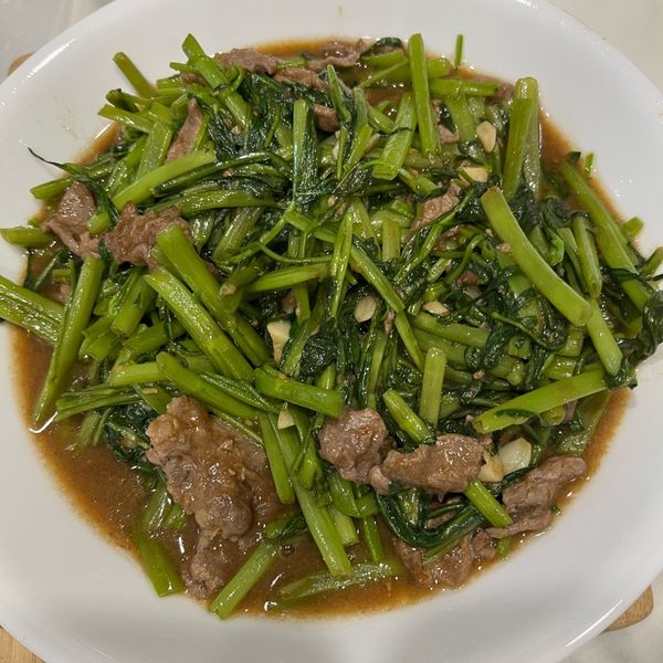 沙茶牛肉炒空心菜：米 一起做