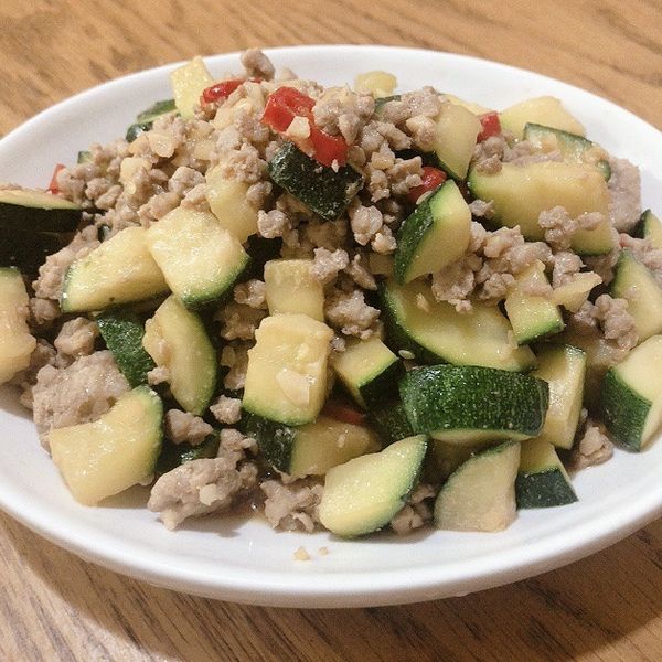 櫛瓜炒肉末 : 王熱熱一起做