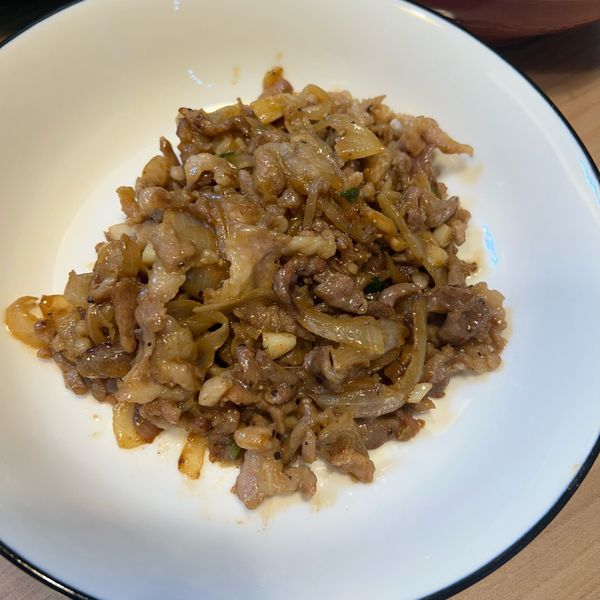 黑胡椒洋蔥炒肉絲：潘潘 一起做