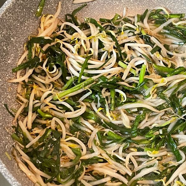 蒜炒韭菜豆芽：今天晚餐吃什麼 一起做