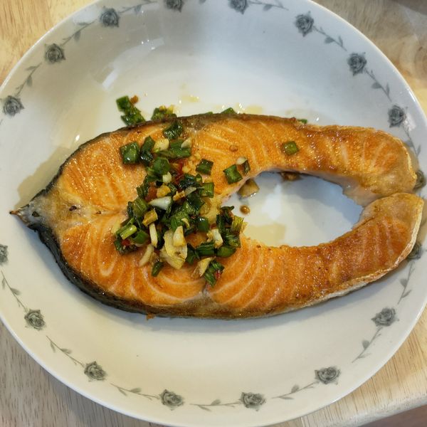 餐桌上的人妻料理*乾煎蒜香鮭魚。 : 腿腿✌️廚一起做