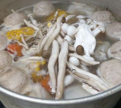 玉米蘿蔔排骨湯：Emma 一起做