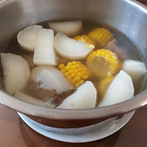 玉米蘿蔔排骨湯：葉子 一起做