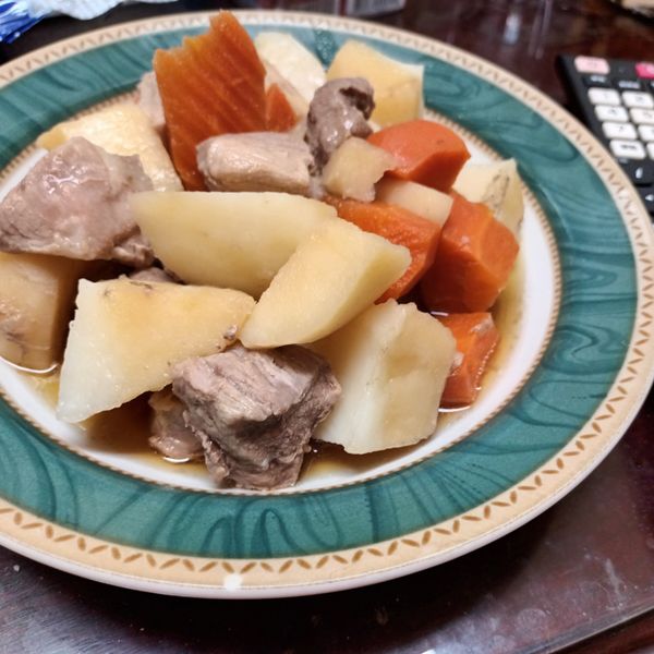 紅蘿蔔馬鈴薯燉肉：葉子 一起做