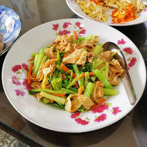 芹菜炒豆包(五辛素) : 小優一起做