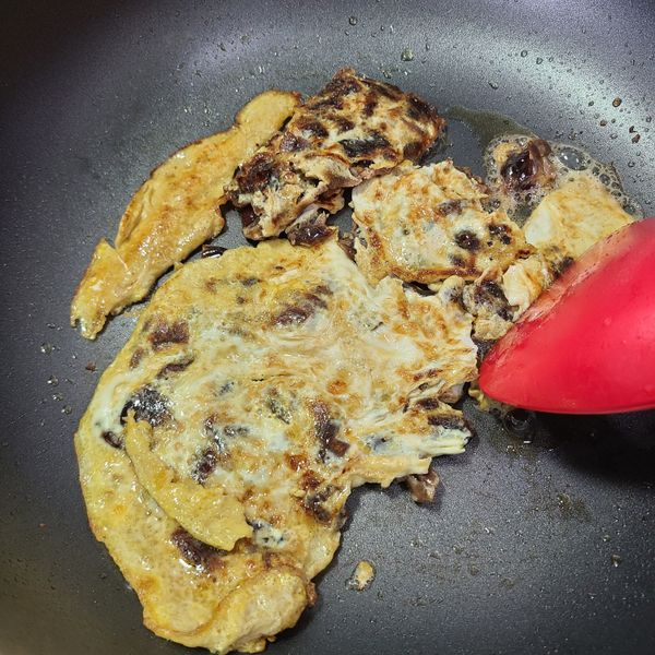 ㄚ曼達的廚房~龍眼乾煎蛋 : 小亂梁一起做