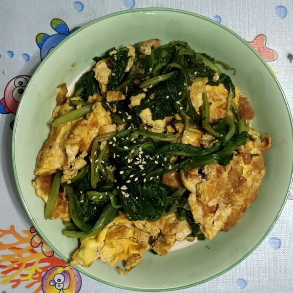 山茼蒿炒蛋：牛兒 一起做