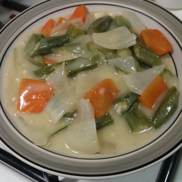 【深夜食堂】雞肉秋葵「奶油燉菜」（鶏肉とオクラの"クリームシチュー"） : Carol Chen一起做