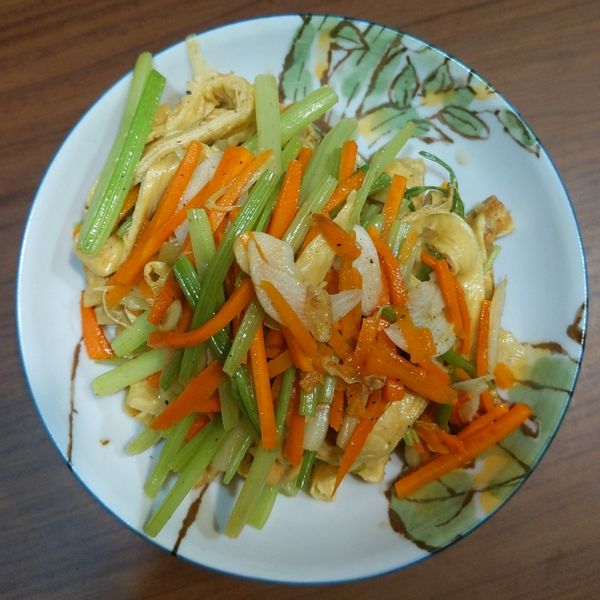 芹菜炒豆包(五辛素) : nyssachen一起做