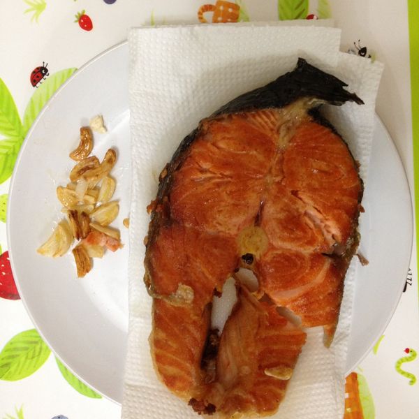 蒜香煎鮭魚：夏天 一起做