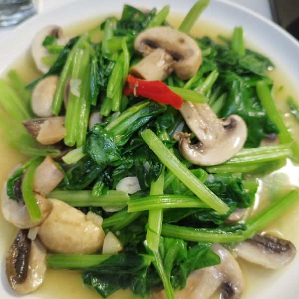 菠菜炒蘑菇 : Hui Hsia Yang一起做